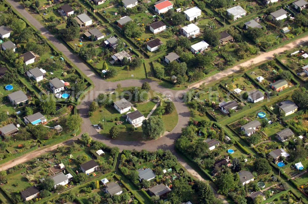 Berlin from above - Blick auf den kleinen Kreisverkehr in der Kolonie Dahlwitzer Straße, die sich in Mahlsdorf befindet, einem Ortsteil von Marzahn-Hellersdorf. Der Kreisverkehr ist der zentrale Punkt der Gartenkolonie und hat 4 Zufahrten, wovon die obere zum Götzkeweg führt. Auf der Mittelinsel befindet sich ein abgezäunter Bereich, wodurch sie nur begrenzt zugänglich ist.