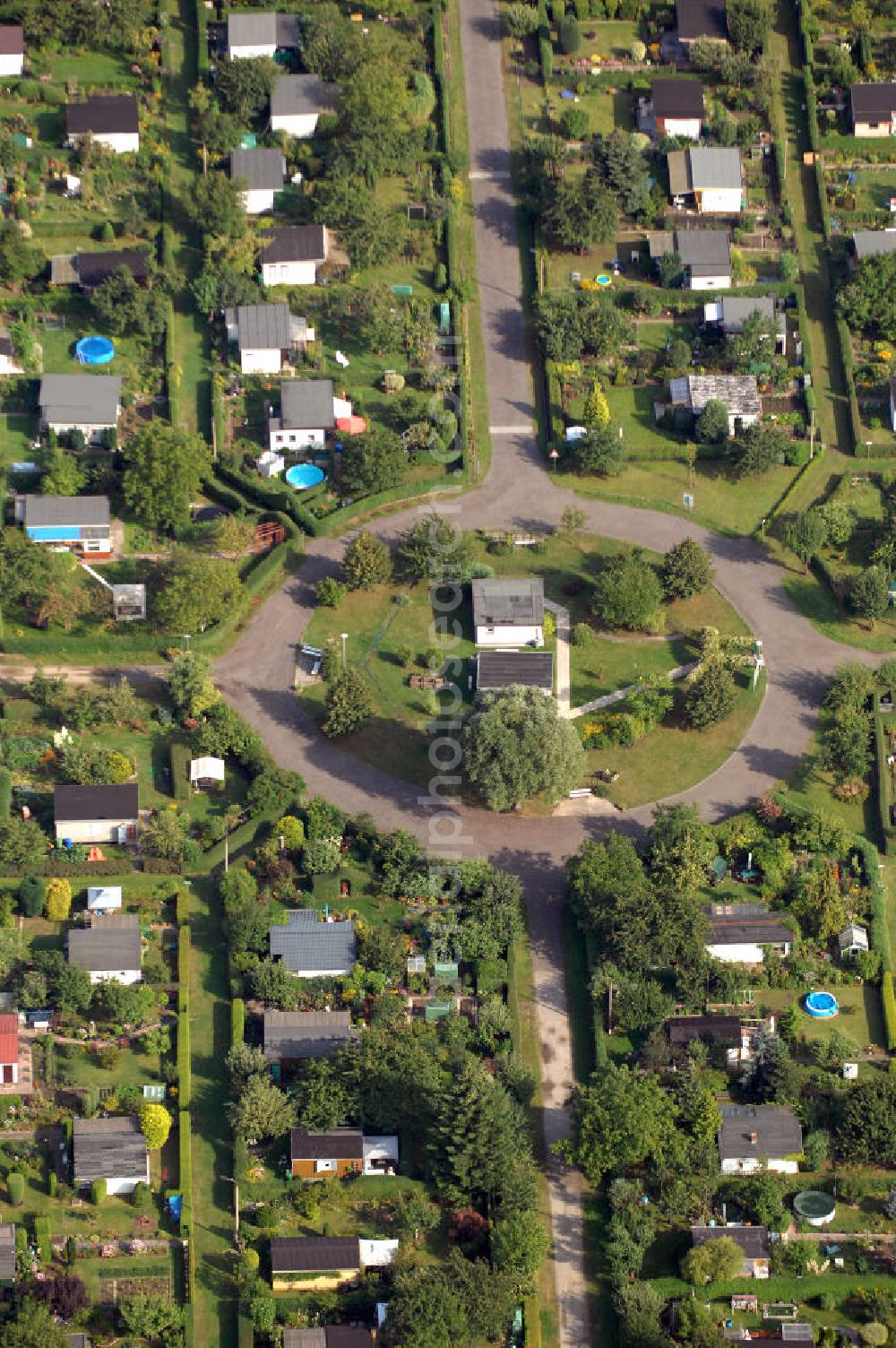 Berlin from the bird's eye view: Blick auf den kleinen Kreisverkehr in der Kolonie Dahlwitzer Straße, die sich in Mahlsdorf befindet, einem Ortsteil von Marzahn-Hellersdorf. Der Kreisverkehr ist der zentrale Punkt der Gartenkolonie und hat 4 Zufahrten, wovon die obere zum Götzkeweg führt. Auf der Mittelinsel befindet sich ein abgezäunter Bereich, wodurch sie nur begrenzt zugänglich ist.