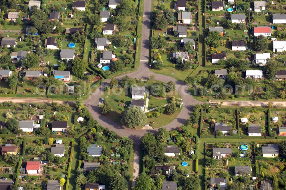 Aerial image Berlin - Blick auf den kleinen Kreisverkehr in der Kolonie Dahlwitzer Straße, die sich in Mahlsdorf befindet, einem Ortsteil von Marzahn-Hellersdorf. Der Kreisverkehr ist der zentrale Punkt der Gartenkolonie und hat 4 Zufahrten, wovon die obere zum Götzkeweg führt. Auf der Mittelinsel befindet sich ein abgezäunter Bereich, wodurch sie nur begrenzt zugänglich ist.