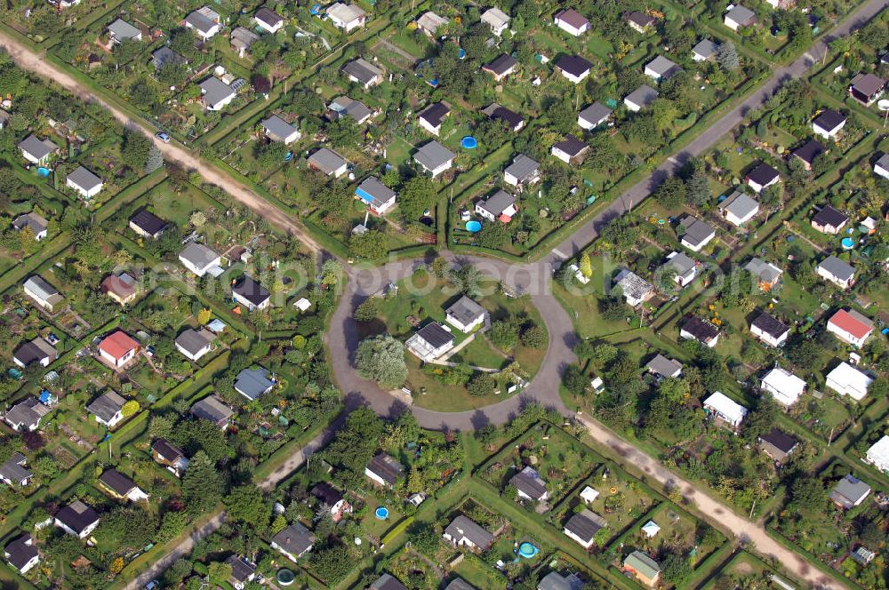 Berlin from above - Blick auf den kleinen Kreisverkehr in der Kolonie Dahlwitzer Straße, die sich in Mahlsdorf befindet, einem Ortsteil von Marzahn-Hellersdorf. Der Kreisverkehr ist der zentrale Punkt der Gartenkolonie und hat 4 Zufahrten, wovon die obere zum Götzkeweg führt. Auf der Mittelinsel befindet sich ein abgezäunter Bereich, wodurch sie nur begrenzt zugänglich ist.