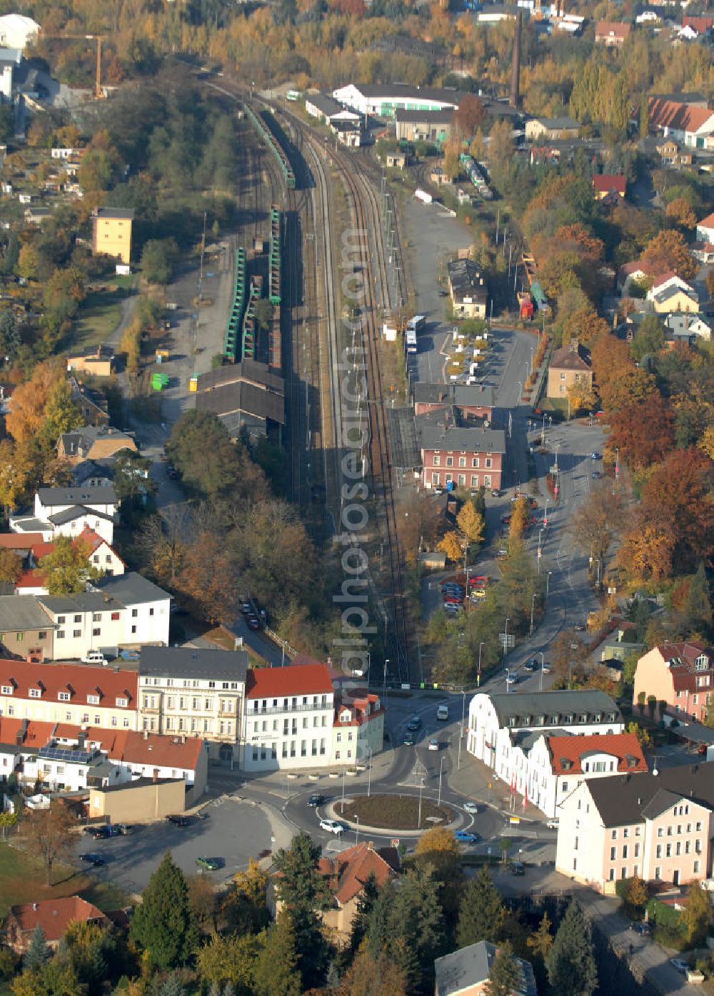 Kamenz from the bird's eye view: Blick über den Kreisverkehr Bönischplatz auf den Bahnhof der Deutschen Bahn DB Kamenz an der Bahnhofstraße.