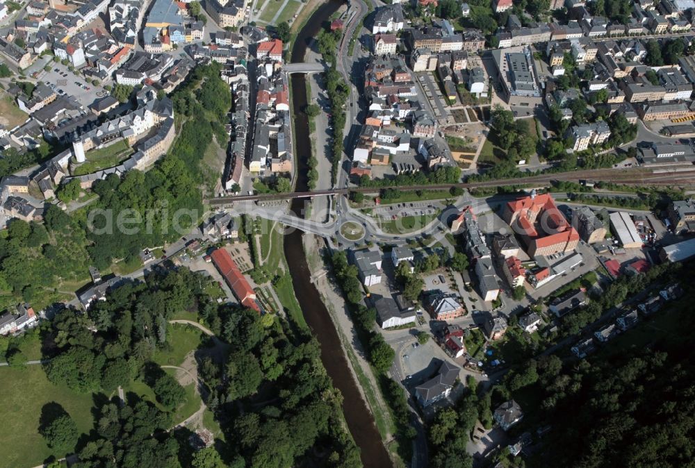 Aerial photograph Greiz - Traffic circle Bruno-Berger-Straße and Neustadtring with the bridges over the Weiße Elster and look at the police station Greiz in Greiz in the federal state Thuringia