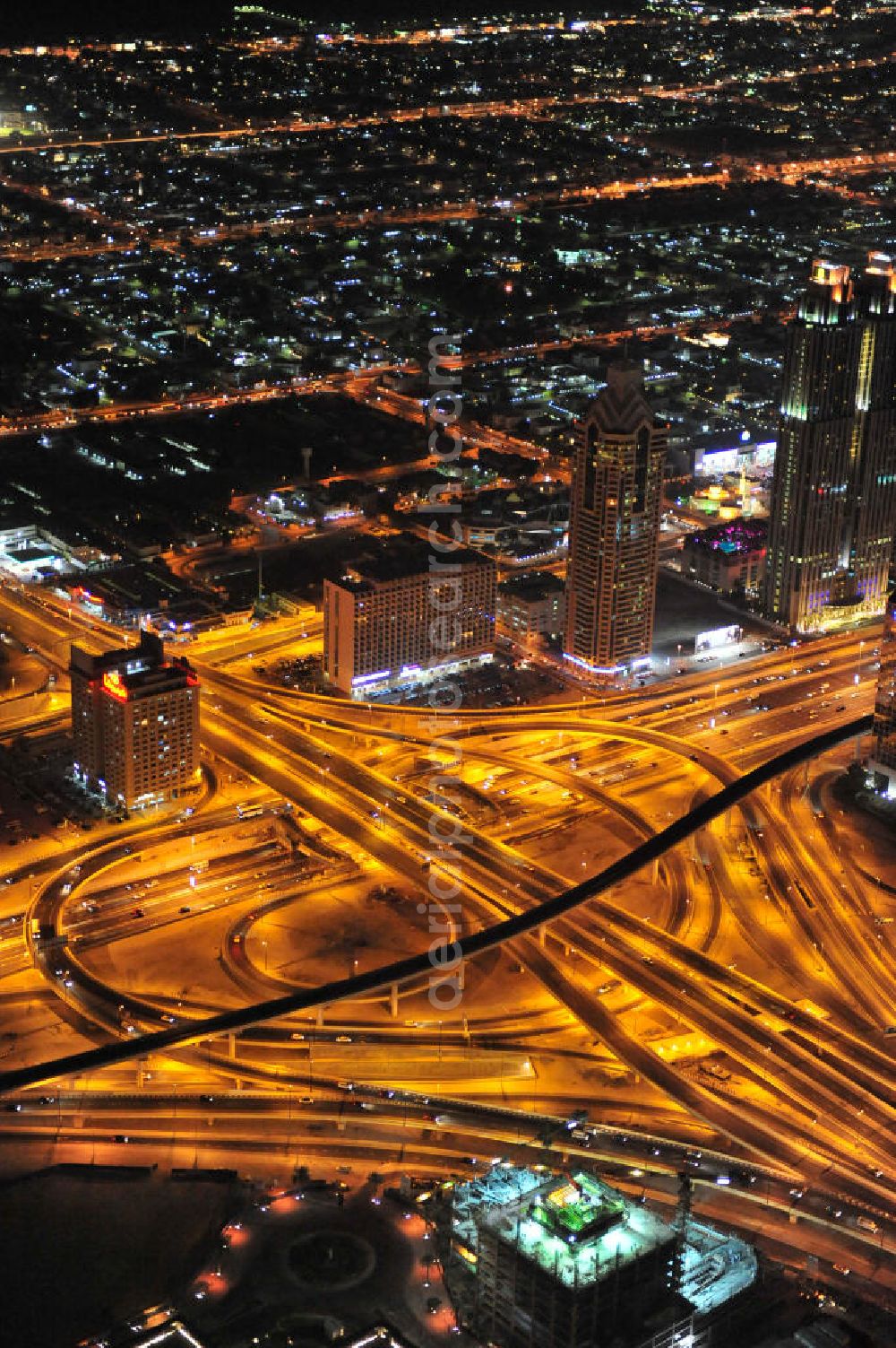 Aerial image DUBAI / DUBAYY - Nachtluftbild vom Kreisverkehr an der D71 Financial Centre Road und der E 11 Sheikh Zayed Road. Moderne, teilweise sechsspurig beleuchtet ausgebaute Autobahnen und Schnellstraßen kennzeichnen die Infrastruktur aller Städte der Emirate. First Interchange on Sheikh Zayed Road, also known as Defense Roundabout.