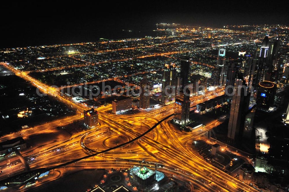 Aerial photograph DUBAI / DUBAYY - Nachtluftbild vom Kreisverkehr an der D71 Financial Centre Road und der E 11 Sheikh Zayed Road. Moderne, teilweise sechsspurig beleuchtet ausgebaute Autobahnen und Schnellstraßen kennzeichnen die Infrastruktur aller Städte der Emirate. First Interchange on Sheikh Zayed Road, also known as Defense Roundabout.