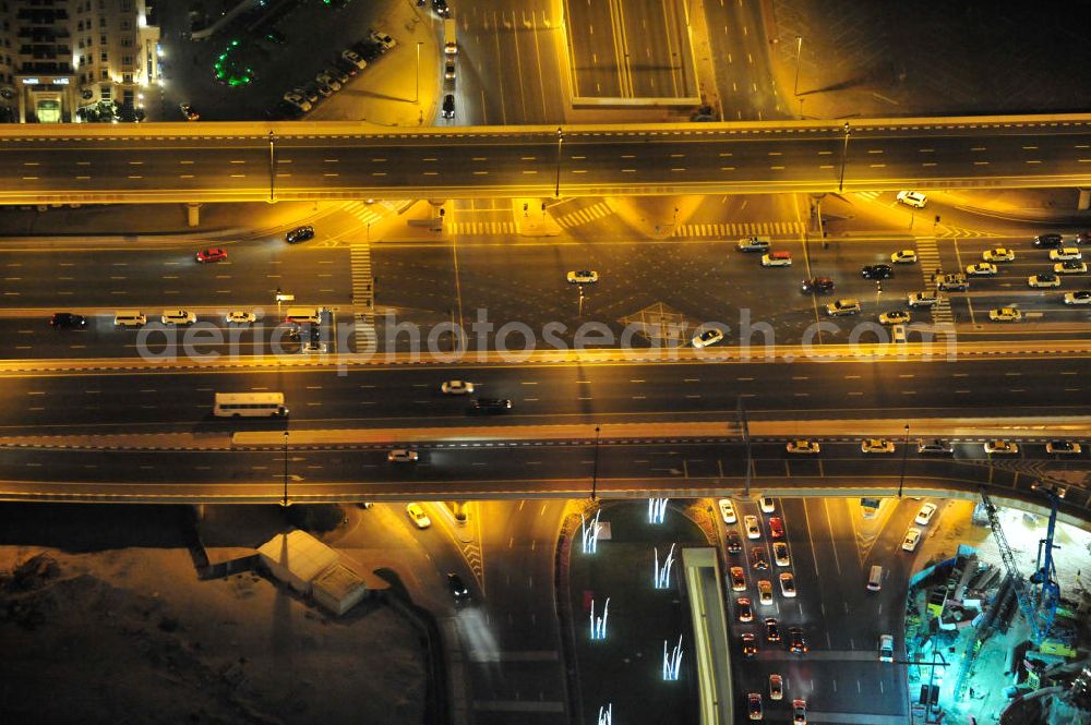 Aerial image DUBAI / DUBAYY - Nachtluftbild vom Kreisverkehr an der D71 Financial Centre Road und der E 11 Sheikh Zayed Road. Moderne, teilweise sechsspurig beleuchtet ausgebaute Autobahnen und Schnellstraßen kennzeichnen die Infrastruktur aller Städte der Emirate. First Interchange on Sheikh Zayed Road, also known as Defense Roundabout.