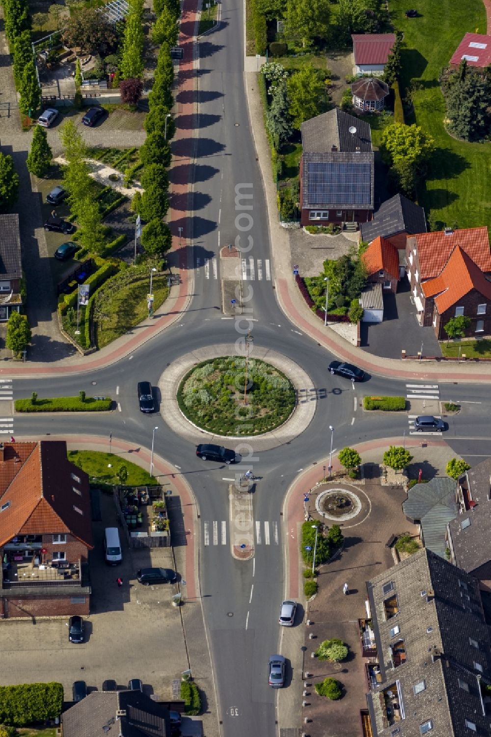 Werne OT Stockum from the bird's eye view: Roundabout with maypole at the Werner street in the Stockum district in Werne in the Ruhr area in North Rhine-Westphalia