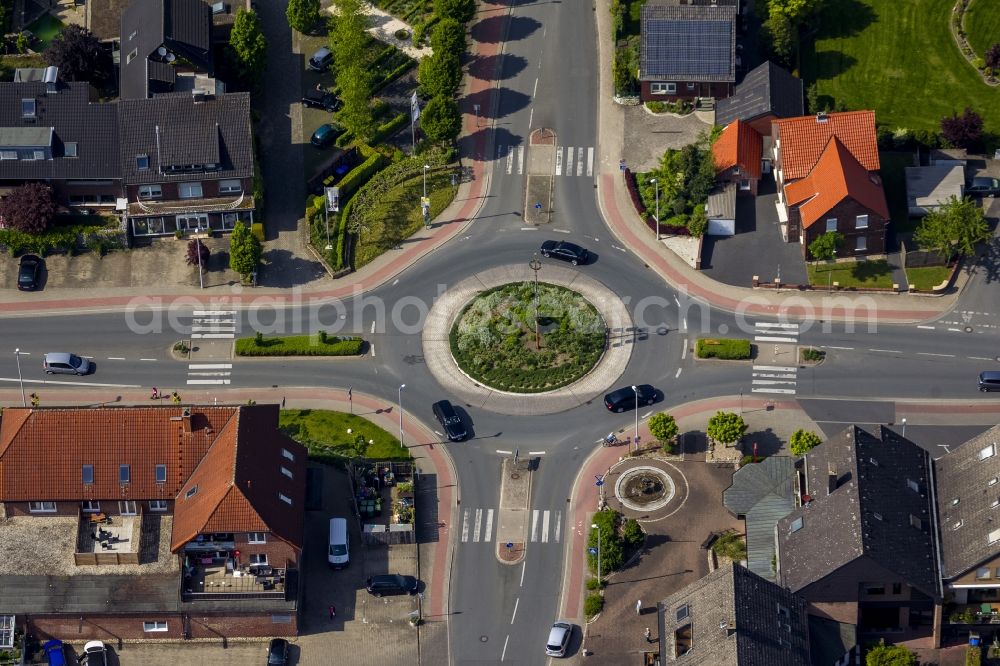 Aerial photograph Werne OT Stockum - Roundabout with maypole at the Werner street in the Stockum district in Werne in the Ruhr area in North Rhine-Westphalia