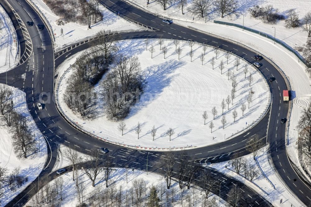 München from the bird's eye view: Traffic management of the roundabout road Obermenzig in Munich in the state Bavaria