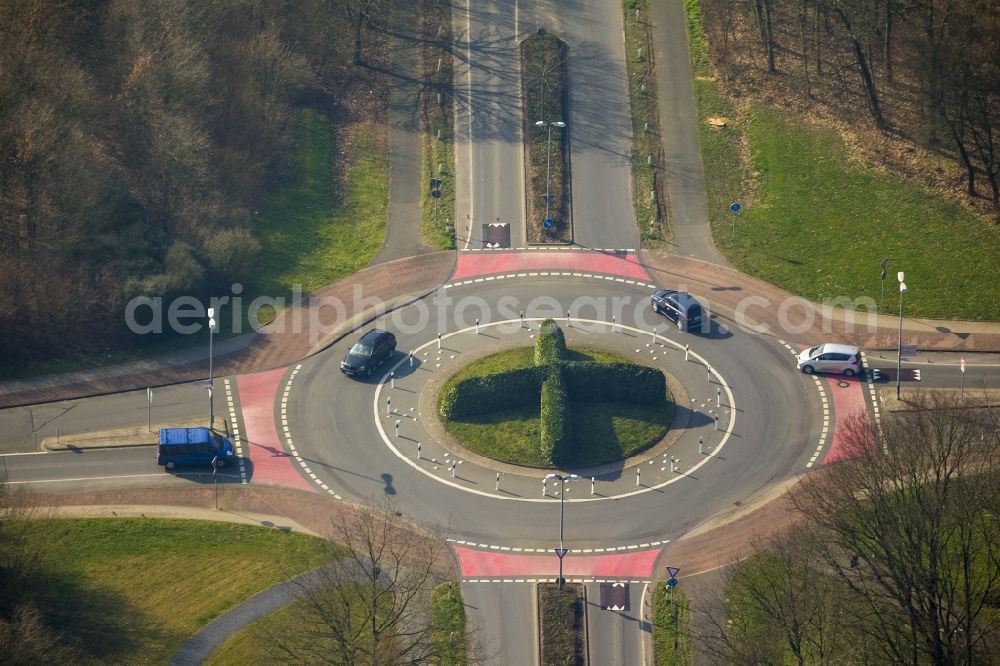 Aerial photograph Wesel - Roundabout with a view hedge in the middle and red bike paths at the Green Street - Auedamm in Wesel in North Rhine-Westphalia