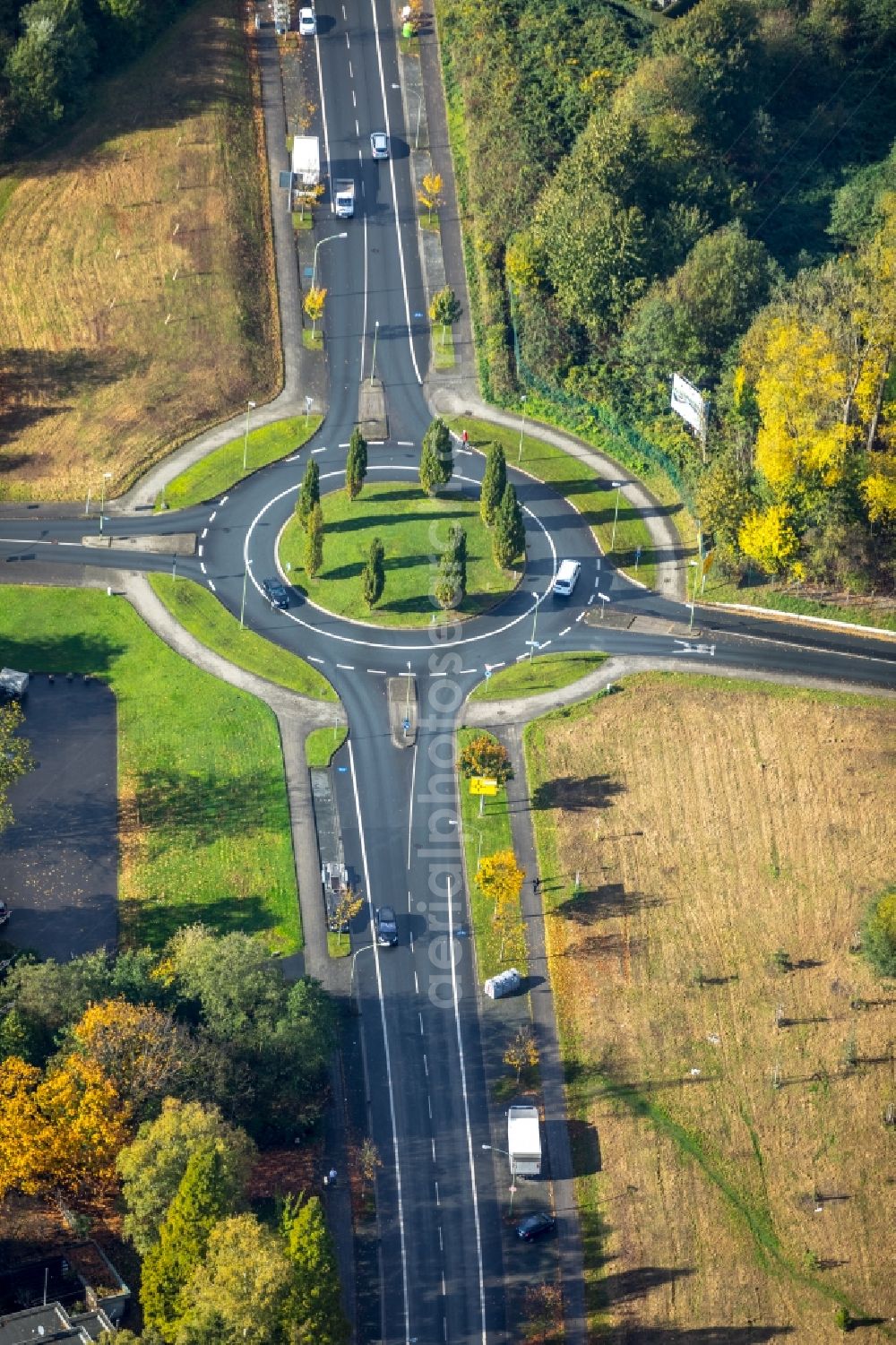 Essen from above - Traffic management of the roundabout road of Backwinkelstrasse - Im Muehlenbruch - Arendahls Wiese in the district Stoppenberg in Essen in the state North Rhine-Westphalia, Germany