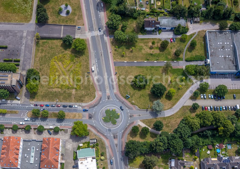 Castrop-Rauxel from the bird's eye view: Traffic management of the roundabout road Bahnhofstrasse - Europaplatz in Castrop-Rauxel at Ruhrgebiet in the state North Rhine-Westphalia, Germany