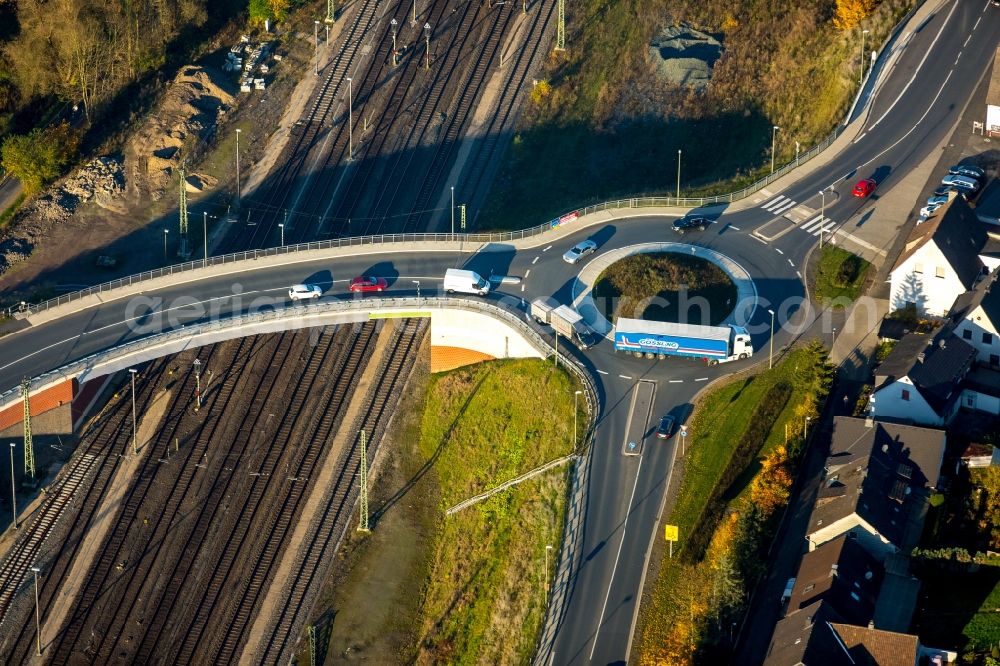 Aerial photograph Finnentrop - Traffic management of the roundabout at the Bamenohler Street and bridge over railway tracks in Finnentrop in the state of North Rhine-Westphalia