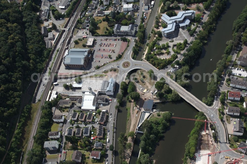 Bad Ems from the bird's eye view: Traffic management of the roundabout road at the Remy- bridge ond the islond Silberau in Bad Ems in the state Rhineland-Palatinate, Germany. To the left of the Remy Bridge is the construction site of a hydropower plant