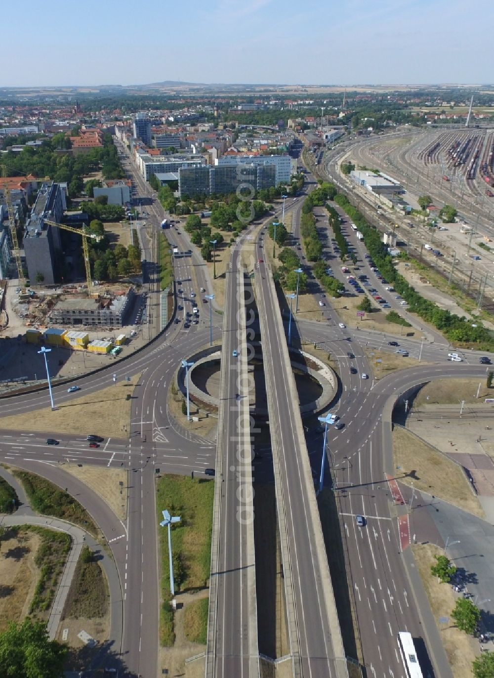 Aerial image Halle (Saale) - Traffic management of the roundabout road federal street B6 und B80 on Riebeckplatz in Halle (Saale) in the state Saxony-Anhalt