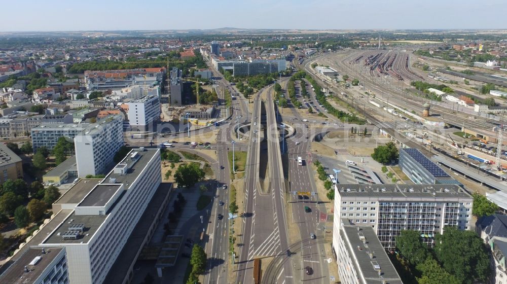 Aerial image Halle (Saale) - Traffic management of the roundabout road federal street B6 und B80 on Riebeckplatz in Halle (Saale) in the state Saxony-Anhalt