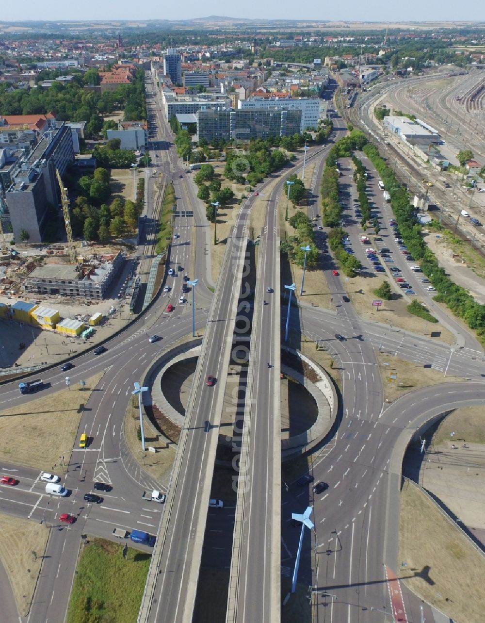 Halle (Saale) from the bird's eye view: Traffic management of the roundabout road federal street B6 und B80 on Riebeckplatz in Halle (Saale) in the state Saxony-Anhalt