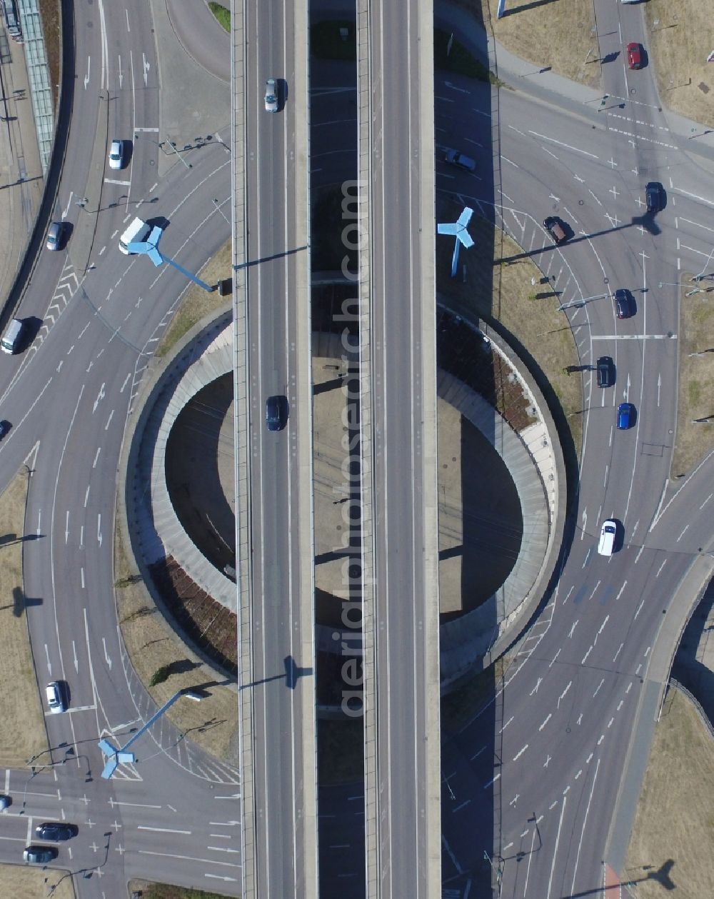 Aerial image Halle (Saale) - Traffic management of the roundabout road federal street B6 und B80 on Riebeckplatz in Halle (Saale) in the state Saxony-Anhalt