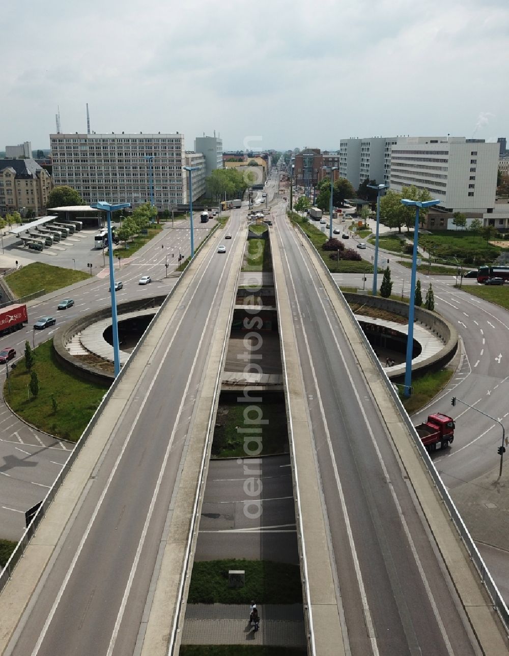 Aerial image Halle (Saale) - Traffic management of the roundabout road federal street B6 und B80 on Riebeckplatz in Halle (Saale) in the state Saxony-Anhalt