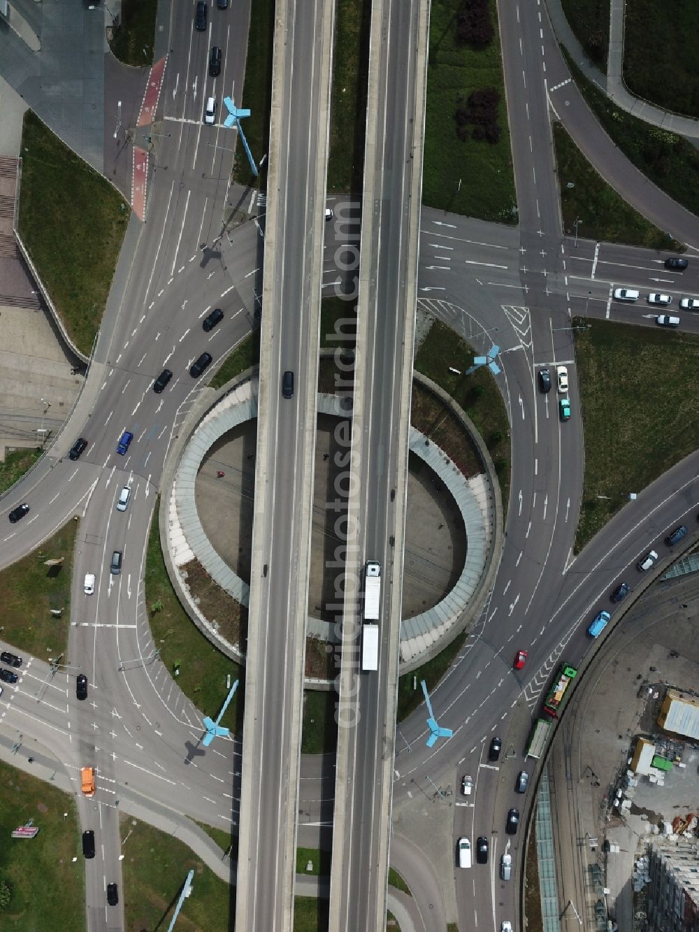 Halle (Saale) from the bird's eye view: Traffic management of the roundabout road federal street B6 und B80 on Riebeckplatz in Halle (Saale) in the state Saxony-Anhalt