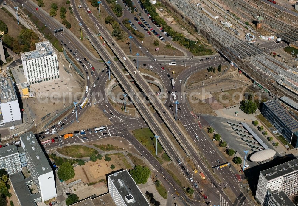 Aerial photograph Halle (Saale) - Traffic management of the roundabout road federal street B6 und B80 on Riebeckplatz in Halle (Saale) in the state Saxony-Anhalt