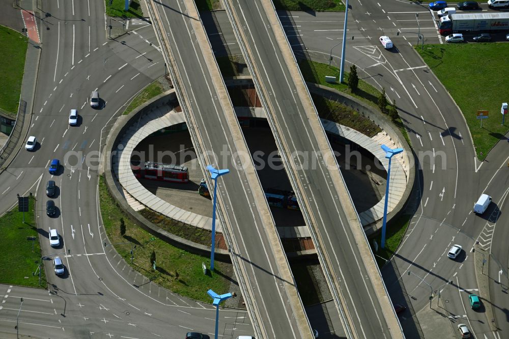 Aerial photograph Halle (Saale) - Traffic management of the roundabout road federal street B6 und B80 on Riebeckplatz in Halle (Saale) in the state Saxony-Anhalt