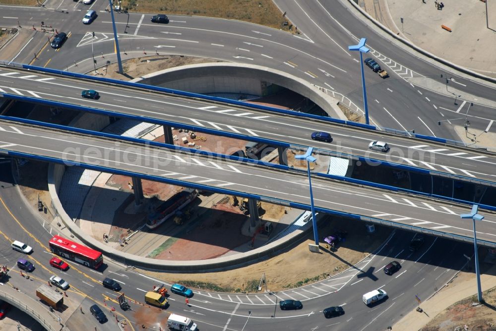 Aerial image Halle (Saale) - Traffic management of the roundabout road federal street B6 und B80 on Riebeckplatz in Halle (Saale) in the state Saxony-Anhalt