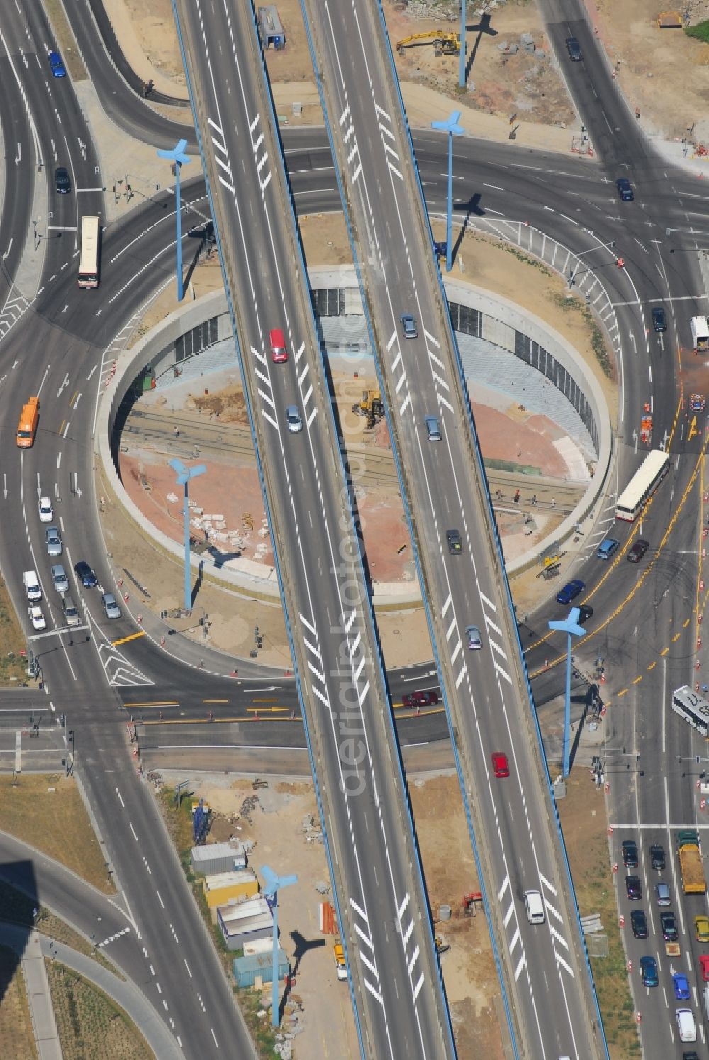 Aerial photograph Halle (Saale) - Traffic management of the roundabout road federal street B6 und B80 on Riebeckplatz in Halle (Saale) in the state Saxony-Anhalt