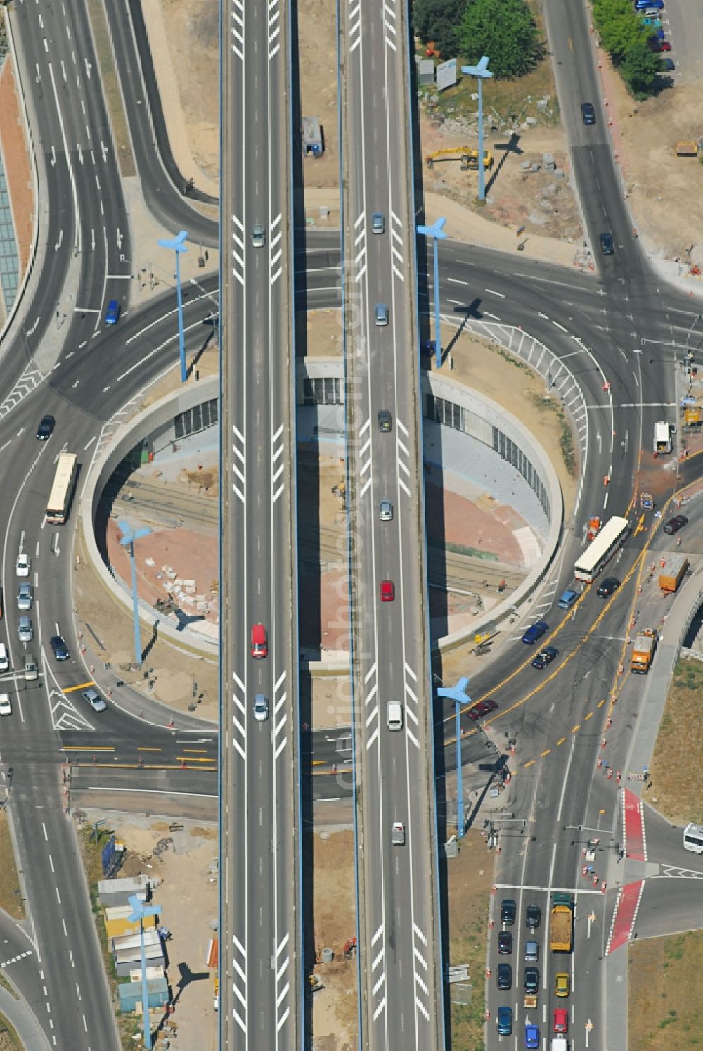 Halle (Saale) from the bird's eye view: Traffic management of the roundabout road federal street B6 und B80 on Riebeckplatz in Halle (Saale) in the state Saxony-Anhalt