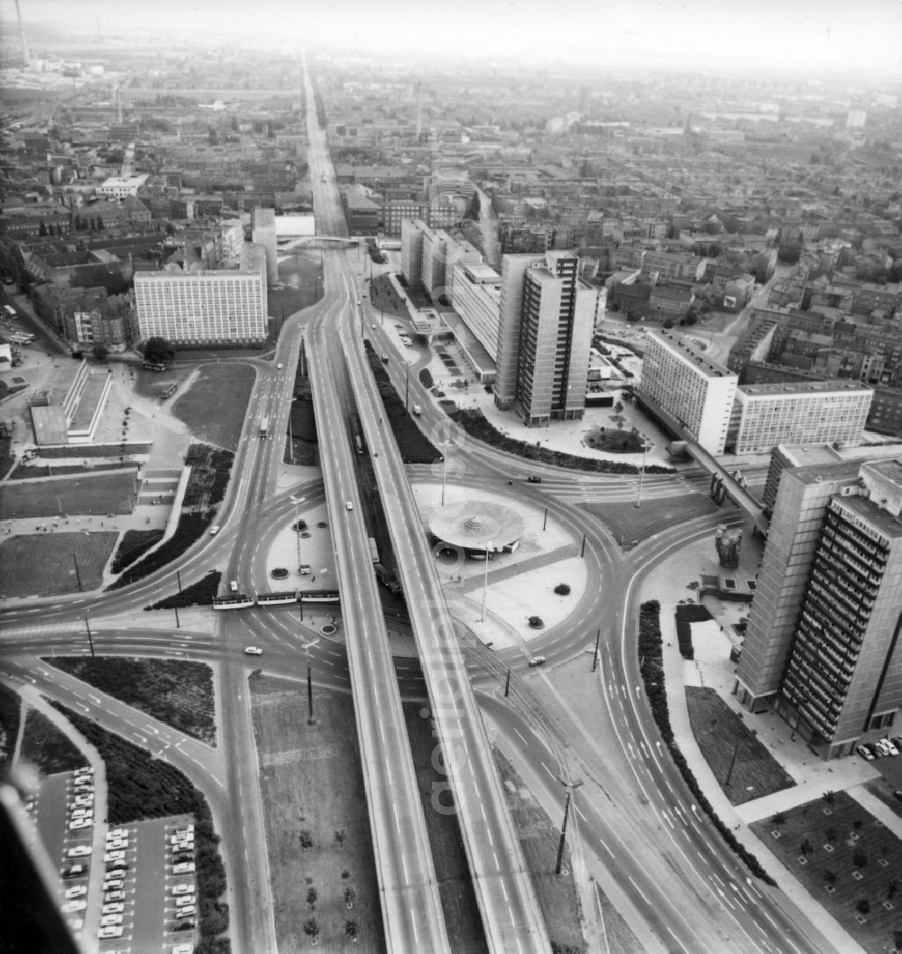 Halle (Saale) from the bird's eye view: Traffic management of the roundabout road federal street B6 und B80 on Riebeckplatz (formerly Thaelmannplatz) in Halle (Saale) in the state Saxony-Anhalt