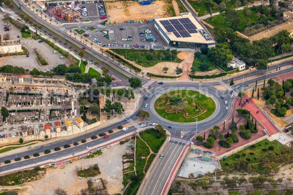 Palma from the bird's eye view: Traffic management of the roundabout road of Carrer de l'Uruguai - Carrer de Salvador DalA? - Ma-1041 in Palma in Balearische Insel Mallorca, Spain