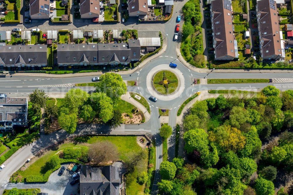 Aerial photograph Velbert - Traffic management of the roundabout road on Elberfelder Strasse - Im Wiesengrund - Waldschloesschen in Velbert in the state North Rhine-Westphalia, Germany