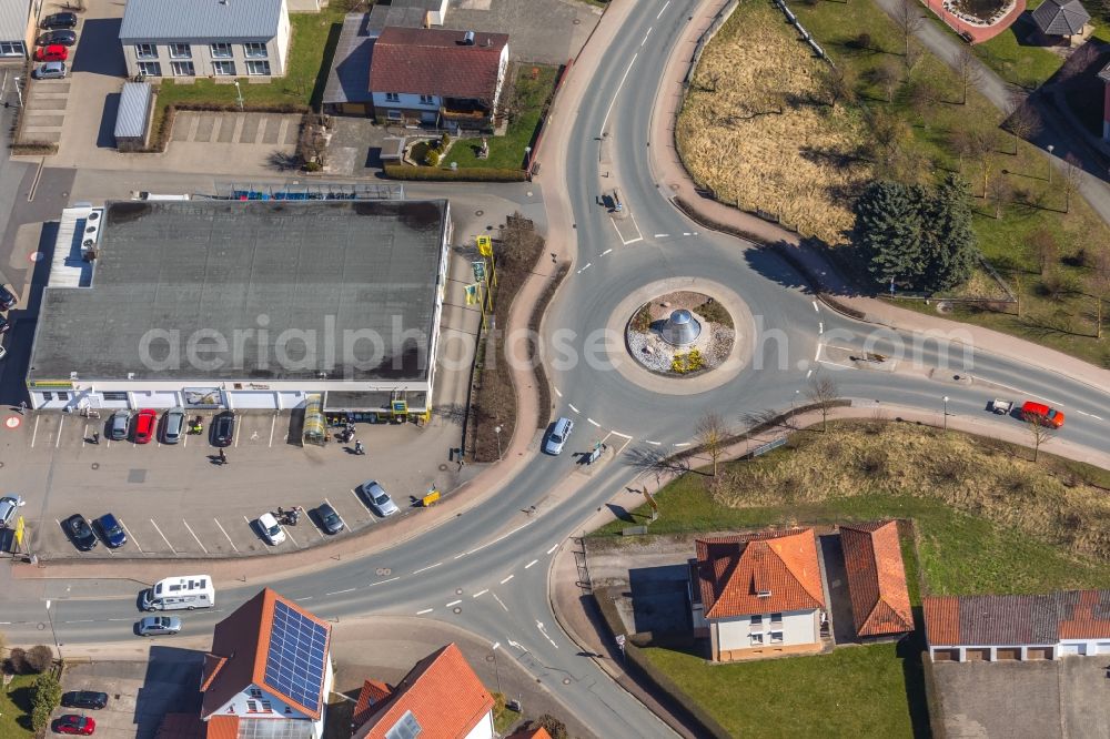 Volkmarsen from above - Traffic management of the roundabout road on Erpeweg - Vor dem Walderberge in Volkmarsen in the state Hesse, Germany