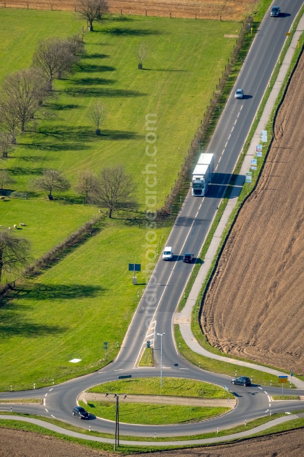 Aerial image Voerde (Niederrhein) - Traffic management of the roundabout road of Grenzstrasse - Hammweg in Voerde (Niederrhein) in the state North Rhine-Westphalia, Germany