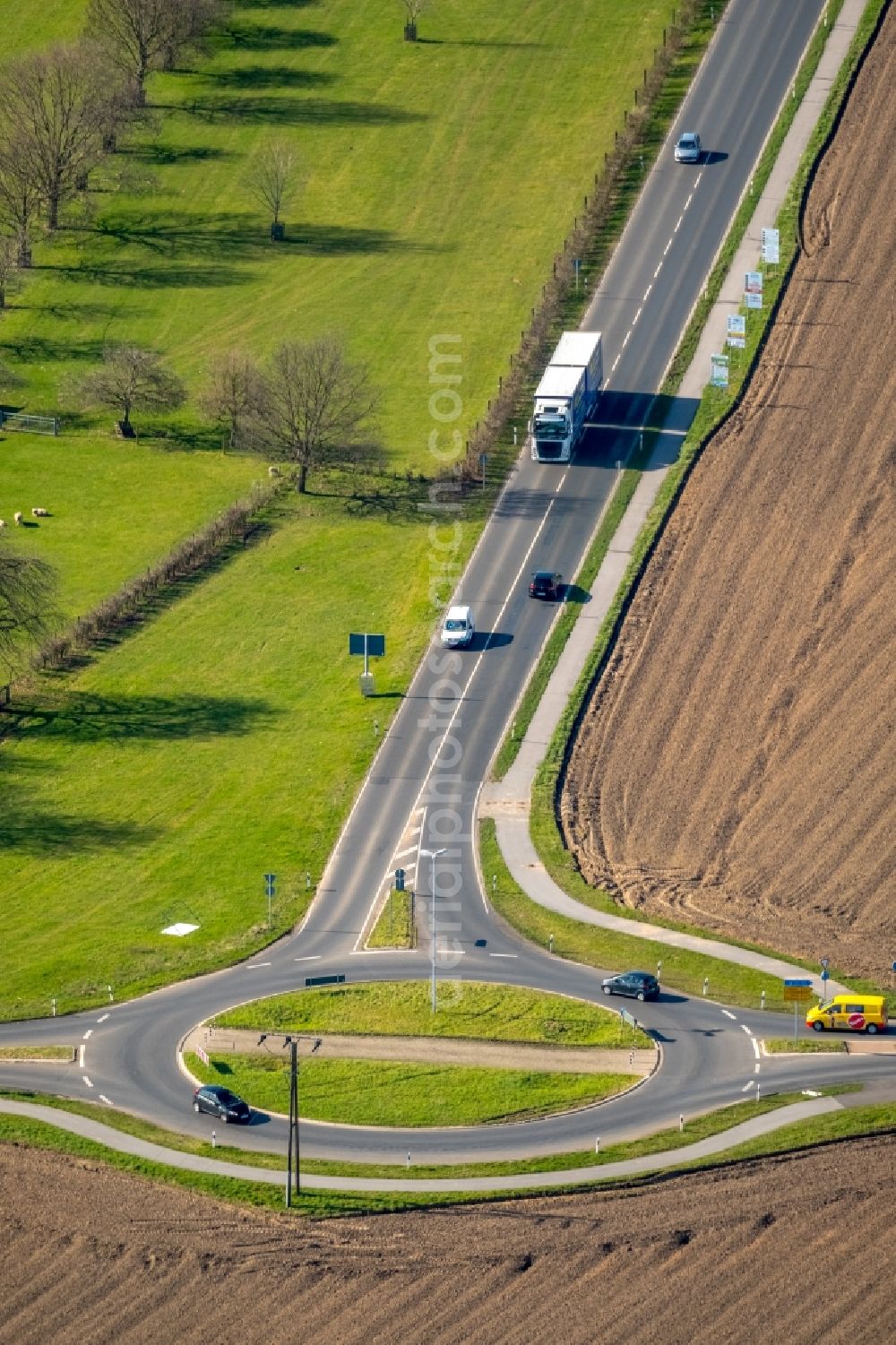 Aerial photograph Voerde (Niederrhein) - Traffic management of the roundabout road of Grenzstrasse - Hammweg in Voerde (Niederrhein) in the state North Rhine-Westphalia, Germany