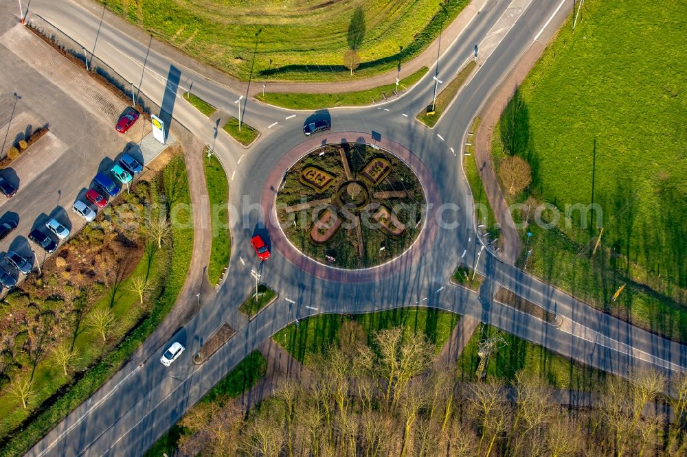 Aerial photograph Isselburg - Traffic management of the roundabout road mit Heckenemblem Breels - Hahnerfeld in Isselburg in the state North Rhine-Westphalia