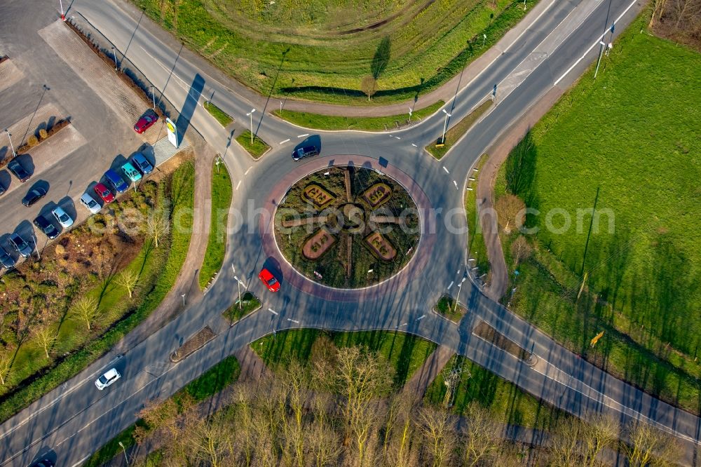 Isselburg from the bird's eye view: Traffic management of the roundabout road mit Heckenemblem Breels - Hahnerfeld in Isselburg in the state North Rhine-Westphalia