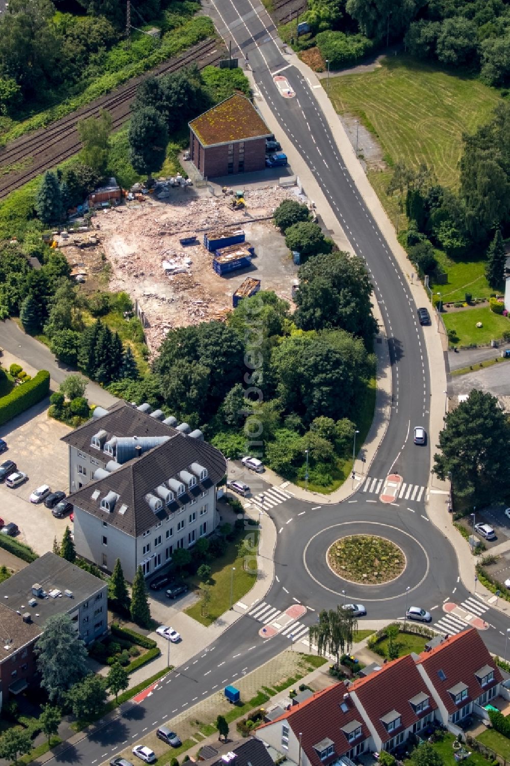 Aerial photograph Mülheim an der Ruhr - Traffic management of the roundabout and road of the Heer street and the Flockenweg in Muelheim an der Ruhr in North Rhine-Westphalia