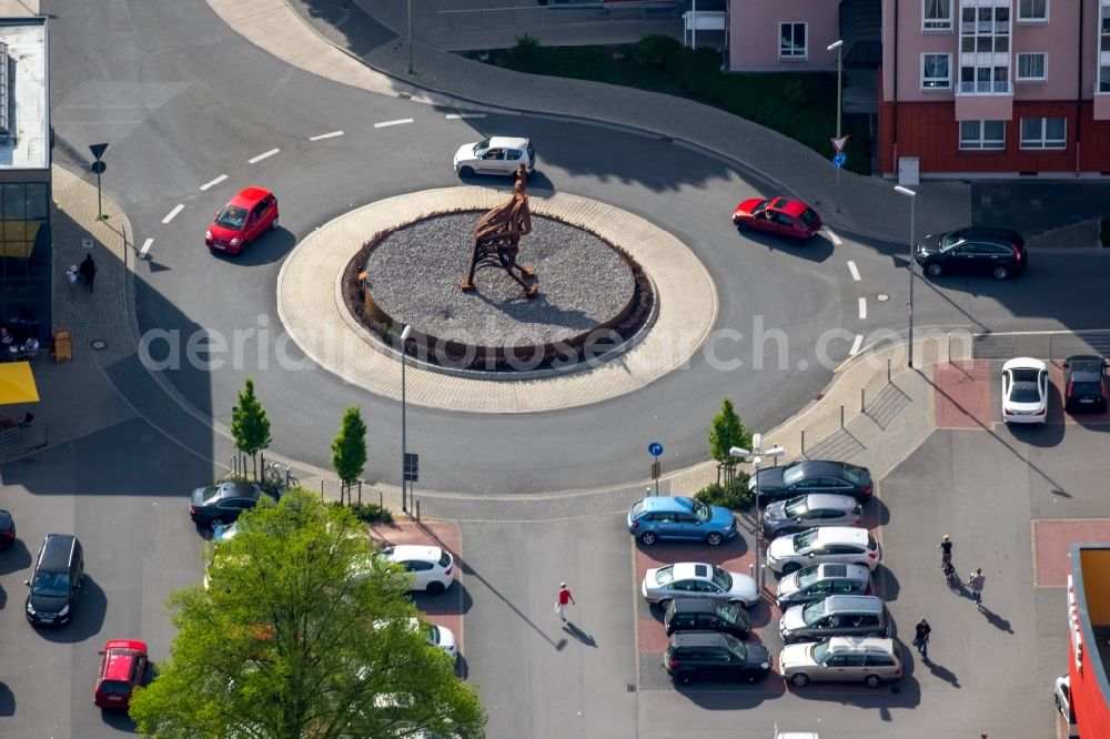 Aerial photograph Hagen - Traffic management of the roundabout road with sculpture at Bahnstreet in Hohenlimburg in Hagen in the state North Rhine-Westphalia