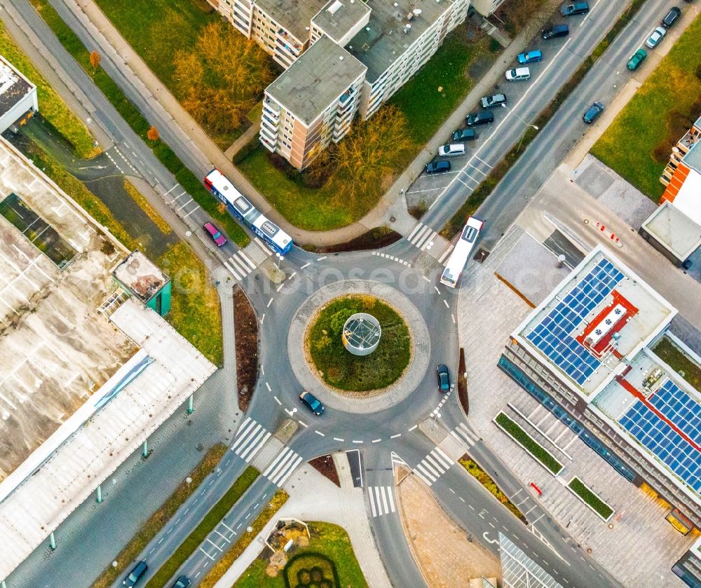 Bergkamen from the bird's eye view: Traffic management of the roundabout road Hubert-Biernat-Strasse - Toeddinghauser Strasse in the district Weddinghofen in Bergkamen in the state North Rhine-Westphalia, Germany