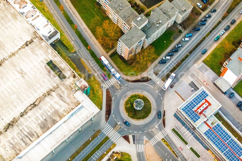 Aerial image Bergkamen - Traffic management of the roundabout road Hubert-Biernat-Strasse - Toeddinghauser Strasse in the district Weddinghofen in Bergkamen in the state North Rhine-Westphalia, Germany