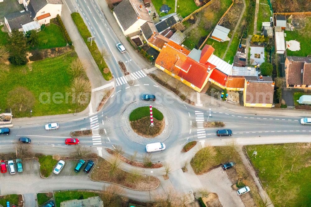 Aerial photograph Bergkamen - Traffic management of the roundabout road Hubert-Biernat-Strasse - Toeddinghauser Strasse in the district Weddinghofen in Bergkamen in the state North Rhine-Westphalia, Germany