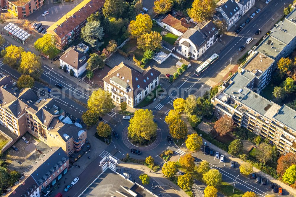 Gladbeck from the bird's eye view: Traffic management of the roundabout road Humboldt street, Buersche street and Schiller steet in Gladbeck in the state North Rhine-Westphalia