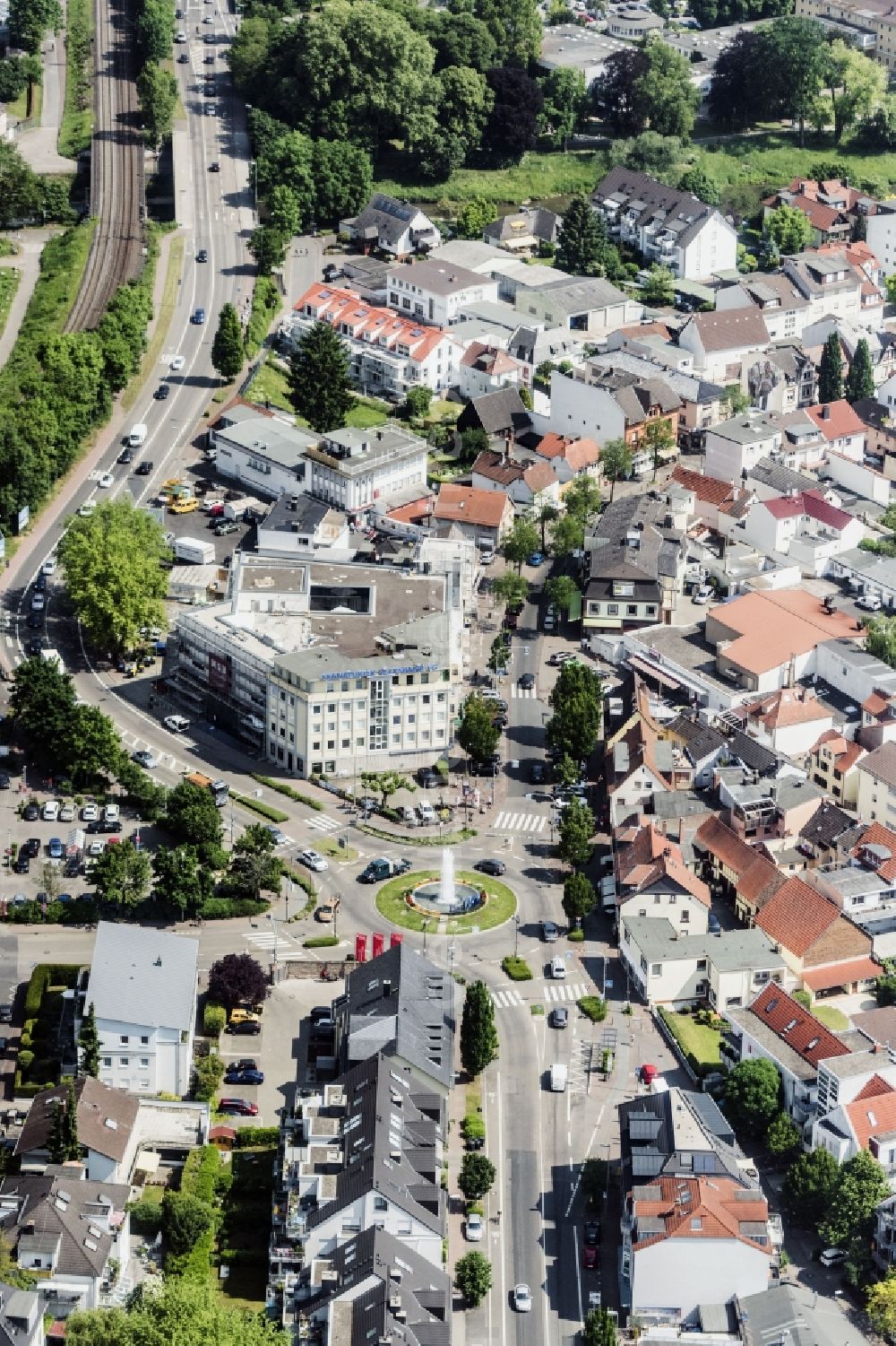 Aerial image Bad Vilbel - Traffic management of the roundabout road In of Innenstadt in Bad Vilbel in the state Hesse, Germany