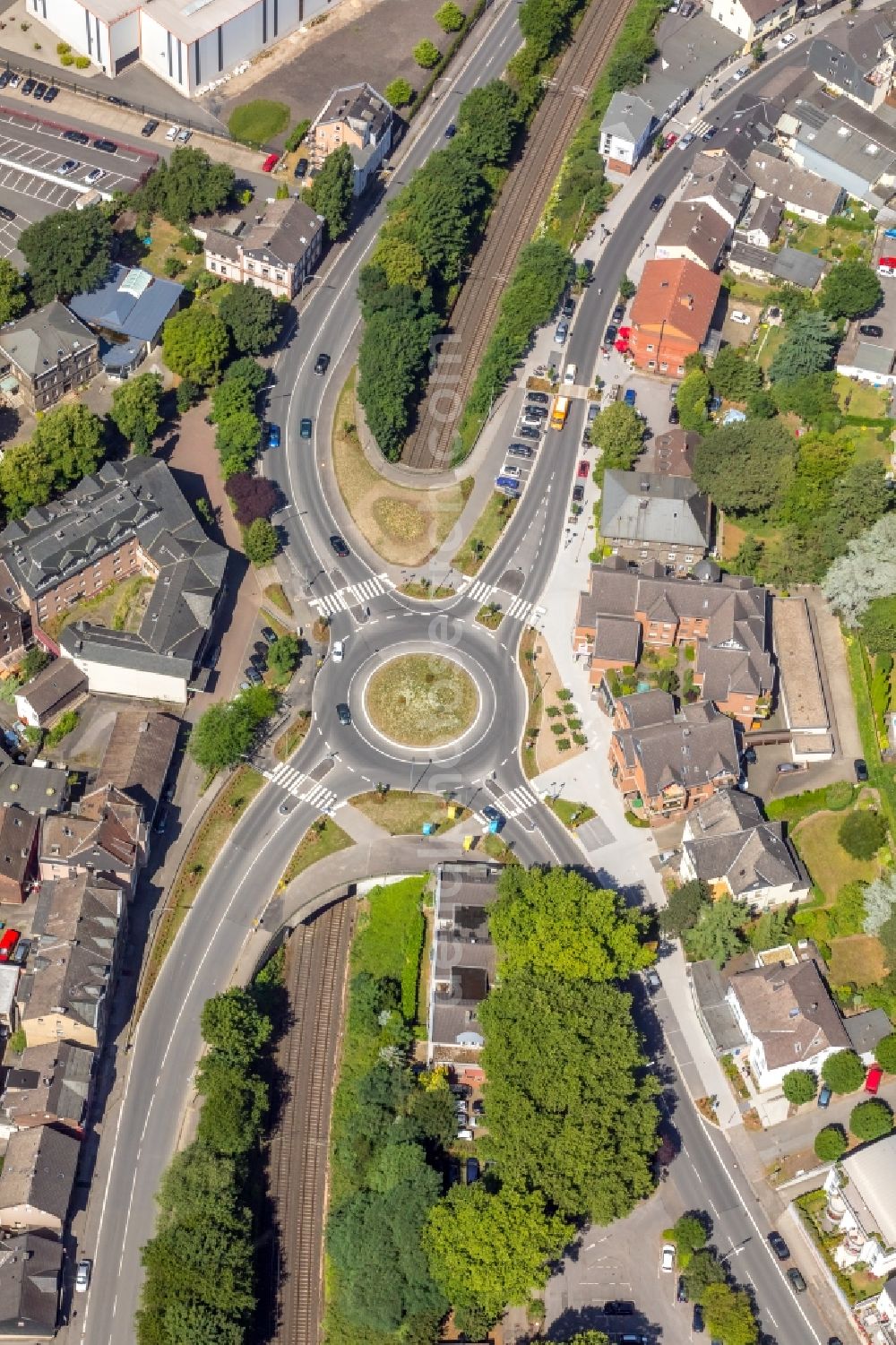 Wetter (Ruhr) from the bird's eye view: Traffic management of the roundabout road on Kaiserstrasse - Friedrichstrasse - Ruhrstrasse in Wetter (Ruhr) in the state North Rhine-Westphalia, Germany