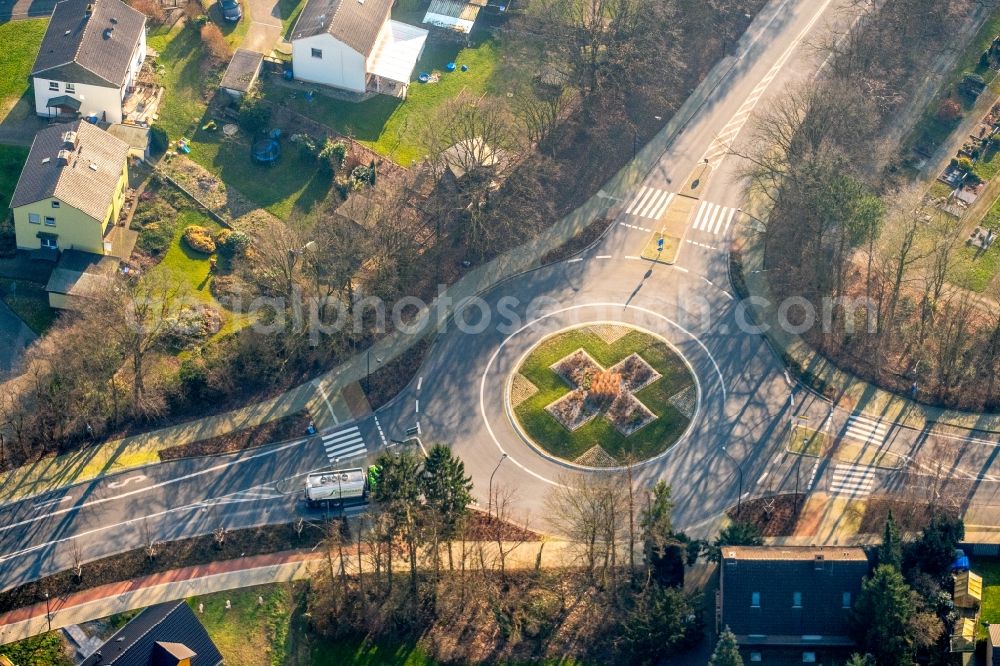 Hamm from the bird's eye view: Traffic management of the roundabout road Kamener Strasse - Kleine Werlstrasse in the district Pelkum in Hamm in the state North Rhine-Westphalia, Germany