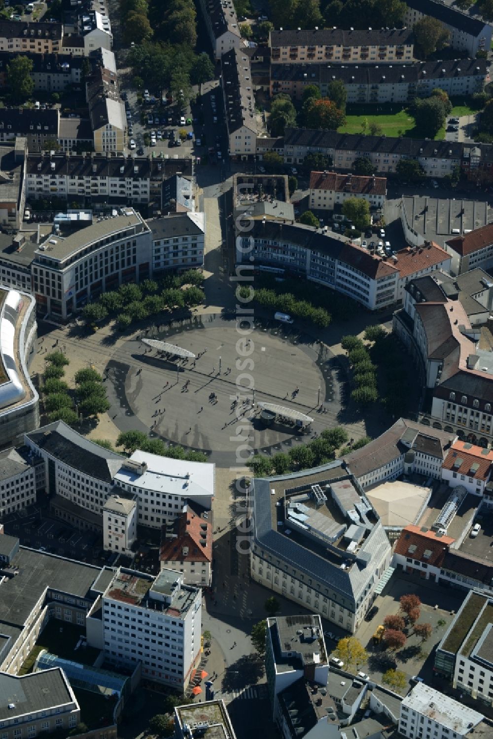 Kassel from the bird's eye view: Traffic management of the roundabout road am Koenigsplatz in Kassel in the state Hesse