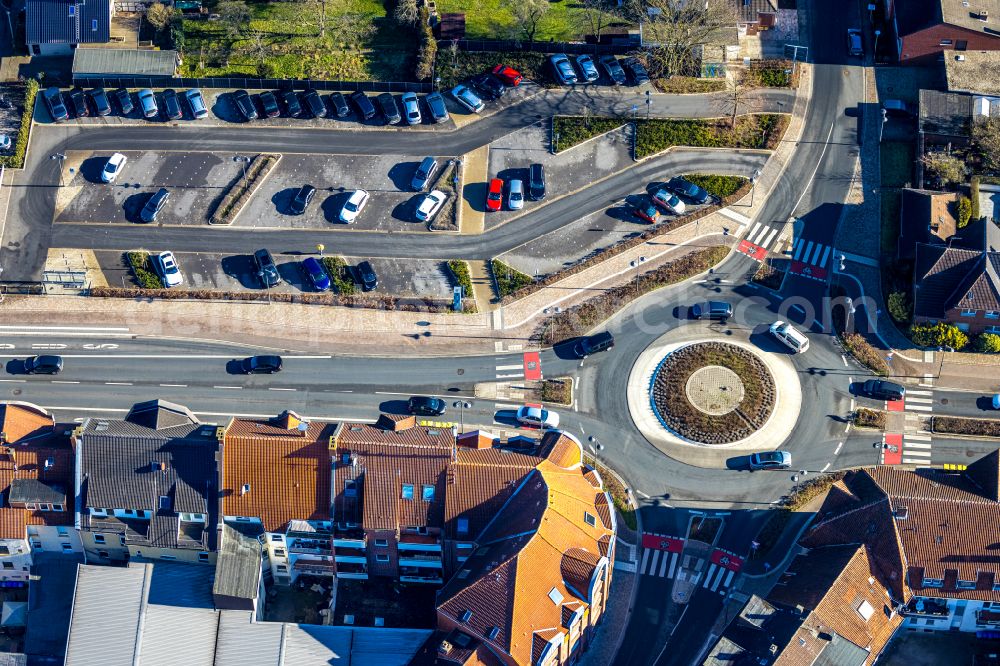 Selm from above - Traffic management of the roundabout road Kreisstrasse - Alte Zechenbahn in Selm in the state North Rhine-Westphalia, Germany