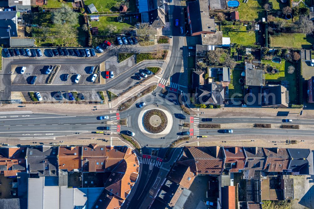 Selm from above - Traffic management of the roundabout road Kreisstrasse - Alte Zechenbahn in Selm in the state North Rhine-Westphalia, Germany