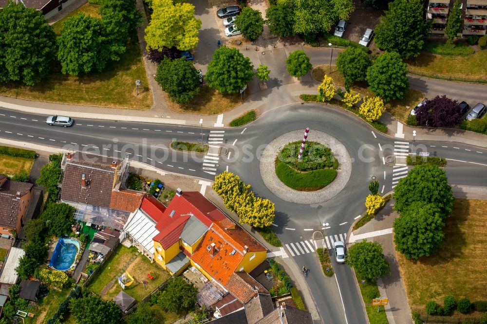 Bergkamen from above - Traffic management of the roundabout road of L664 in Bergkamen in the state North Rhine-Westphalia