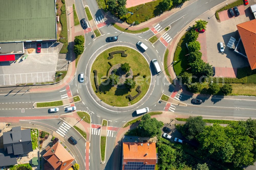 Aerial photograph Bünde - Traffic management of the roundabout road Luebecker Strasse in Buende in the state North Rhine-Westphalia